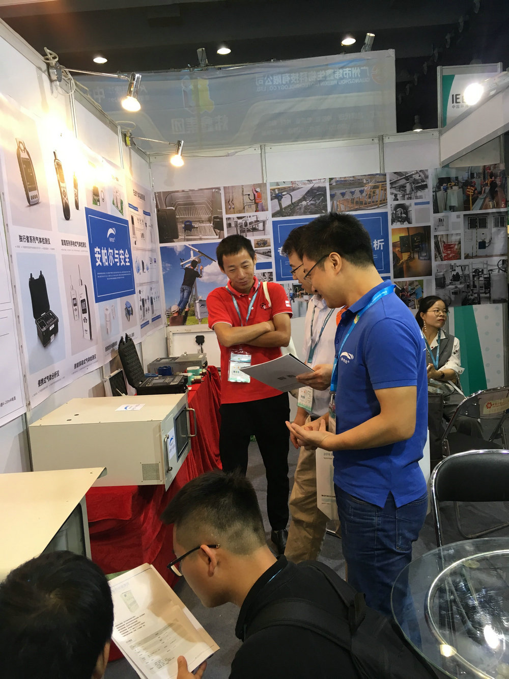 工程師為客戶做產品講解，客戶露出了滿意的微笑